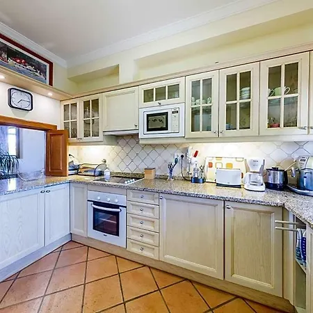 Sleeps 4 Pool Air Con Wifi Willa