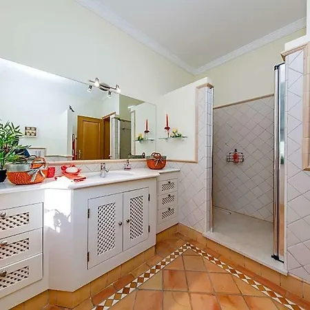 Sleeps 4 Pool Air Con Wifi Willa